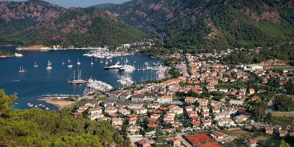 Панорама марины Гёчек с яхтами в бухте
